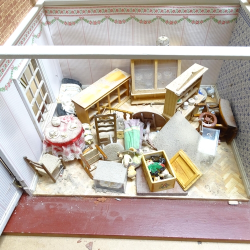 223 - A doll's house spread over 1 level, 2 rooms, or 2 separate properties with 1 front entrance door and... 