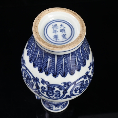 289 - A Chinese Ming style blue and white porcelain arrow vase, with 6 character marks to base, height 19.... 