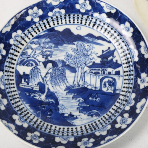 324 - 2 small Chinese blue and white porcelain dishes, largest 15cm diameter