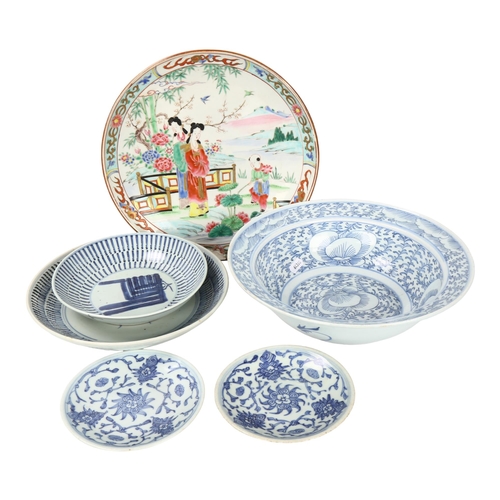 140 - A group of Chinese porcelain bowls and plates (6), and a famille rose plate, diameter 30cm