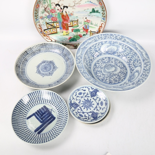 140 - A group of Chinese porcelain bowls and plates (6), and a famille rose plate, diameter 30cm