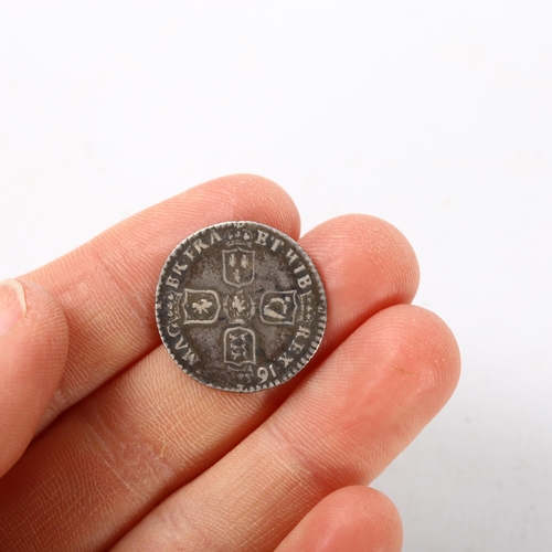 208 - A William III silver sixpence, 2.7g, diameter 21mm