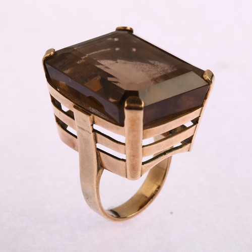 1179 - A large late 20th century smoky quartz dress ring, unmarked yellow metal settings, quartz measures 2... 