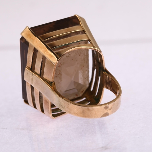 1179 - A large late 20th century smoky quartz dress ring, unmarked yellow metal settings, quartz measures 2... 