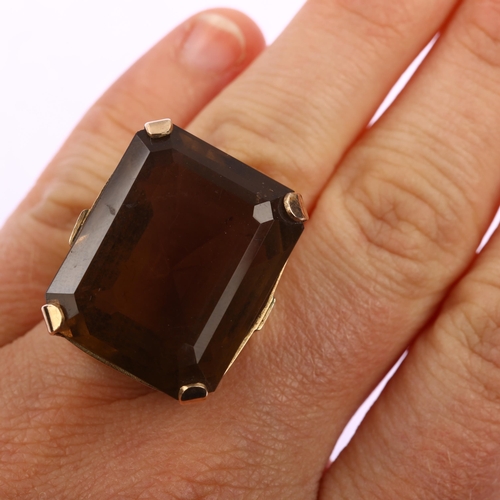 1179 - A large late 20th century smoky quartz dress ring, unmarked yellow metal settings, quartz measures 2... 