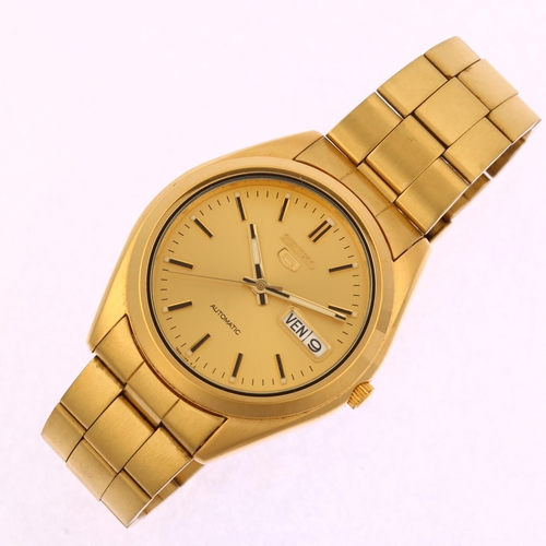 1019 - SEIKO 5 - a gold plated stainless steel automatic calendar bracelet watch, ref. 7S26-0440, champagne... 