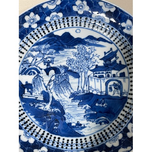 324 - 2 small Chinese blue and white porcelain dishes, largest 15cm diameter