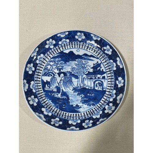 324 - 2 small Chinese blue and white porcelain dishes, largest 15cm diameter