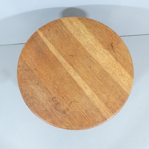 2017 - A 1930s Art Deco design circular oak coffee table, in the manner of Heals. 60x55cm.