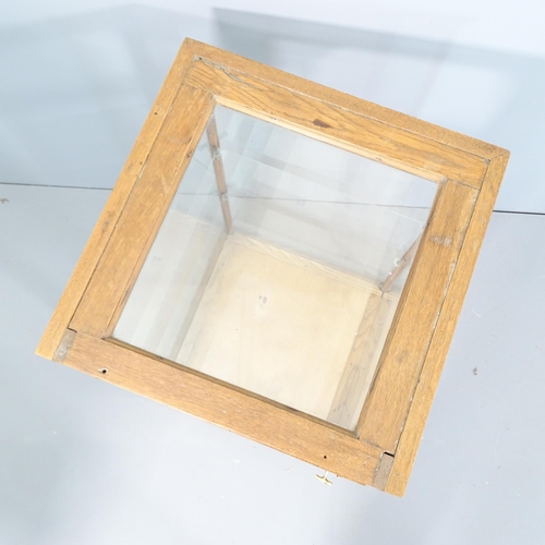 2038 - An early 20th century oak framed and glazed shop display cabinet with two glass shelves. 46x76x46cm.