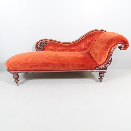 2190 - A Victorian mahogany and upholstered chaise longue, with carved acanthus leaf decoration. 200x87x65c... 