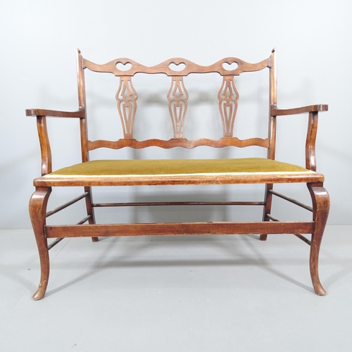 2218 - An Edwardian mahogany 2-seater settee with upholstered seat. 108x95x60cm.