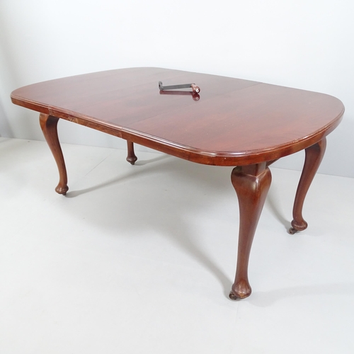 2223 - An antique mahogany wind-out dining table, with single spare leaf and winding handle. Dimensions (ex... 