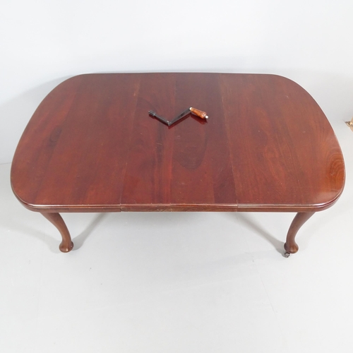 2223 - An antique mahogany wind-out dining table, with single spare leaf and winding handle. Dimensions (ex... 