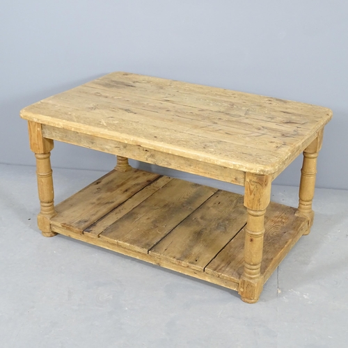 2507 - A vintage pine two-tier rectangular coffee table. 91x48x60cm.