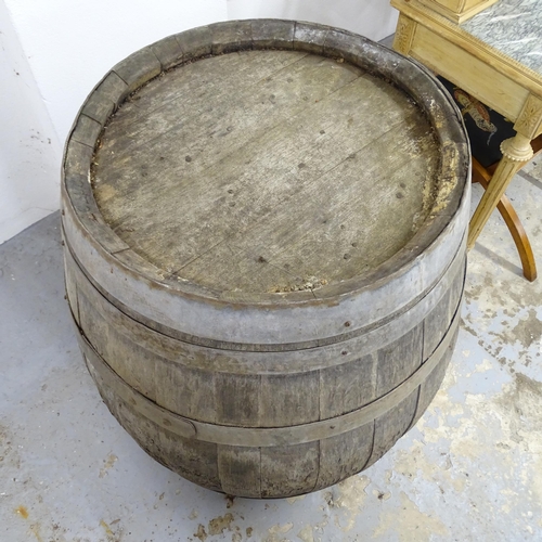 2511 - A vintage coopered-oak barrel. 78x95cm.