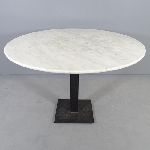 2543 - A circular marble-topped table on painted metal base. 120x76cm.