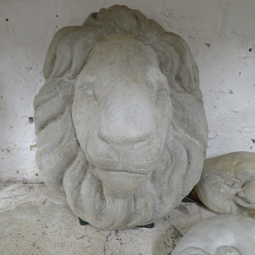 2574 - A pair of concrete lion wall masks. 34x40cm.