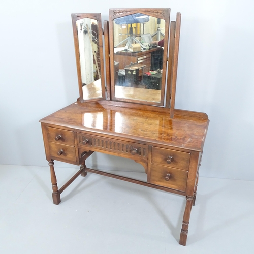 2232 - A reproduction Ipswich Oak design dressing table, with raised mirror back and five drawers. 110x143x... 