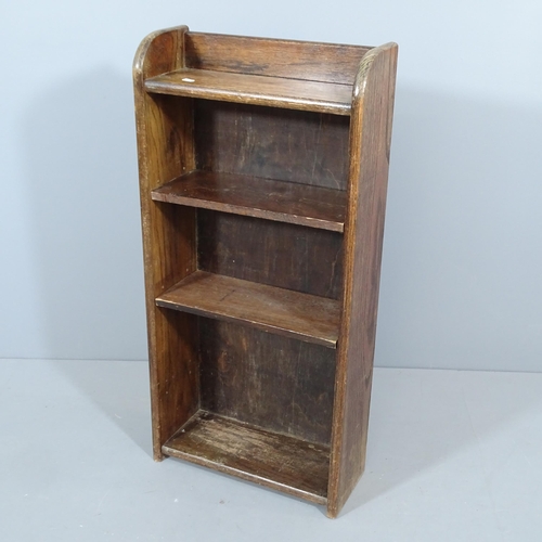 2260 - A small oak open bookcase with two adjustable shelves. 46x96x19cm.