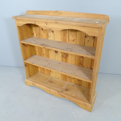 2679 - A modern pine open bookcase with two fixed shelves. 93x97x23cm.