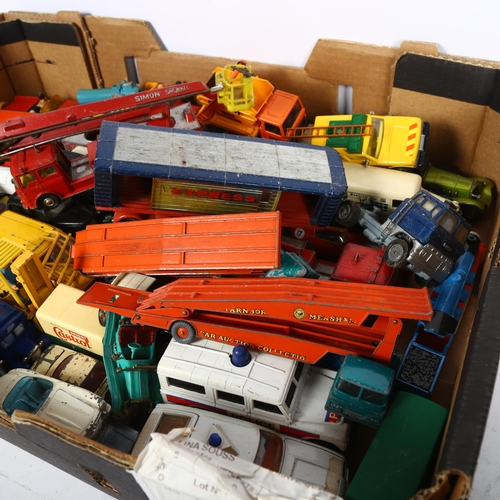 238 - A quantity of loose diecast vehicles, such brands as Corgi, Matchbox, Lesney, etc, including such ve... 