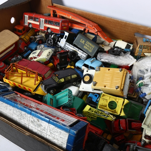 239 - A quantity of loosed diecast vehicles, various brands such as Corgi, Dinky Toys, Matchbox, Lesney, e... 