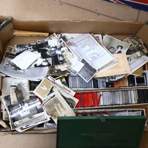 362 - A large quantity of various photographs and slides (boxful)