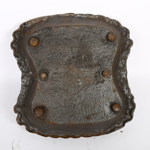 565 - A cast-iron boot scraper, L27cm, W27cm, H20cm