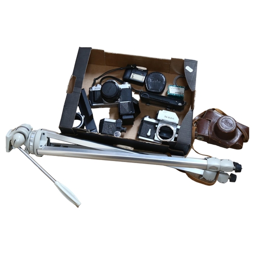 633 - A quantity of Vintage cameras and equipment, including a Canon AV-1, with associated lens (FD50MM1..... 