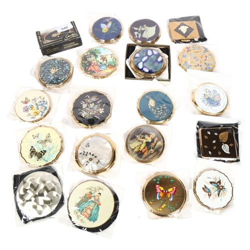 948 - A group of 20 Vintage Stratton compacts, and accessories