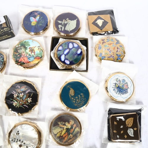 948 - A group of 20 Vintage Stratton compacts, and accessories