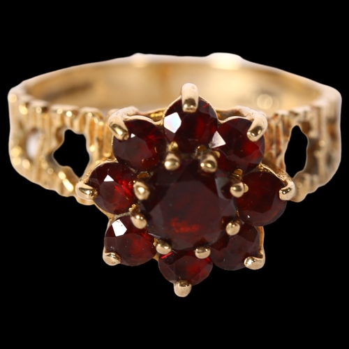 1215 - A 9ct engraved gold and garnet set flowerhead design dress ring, size P