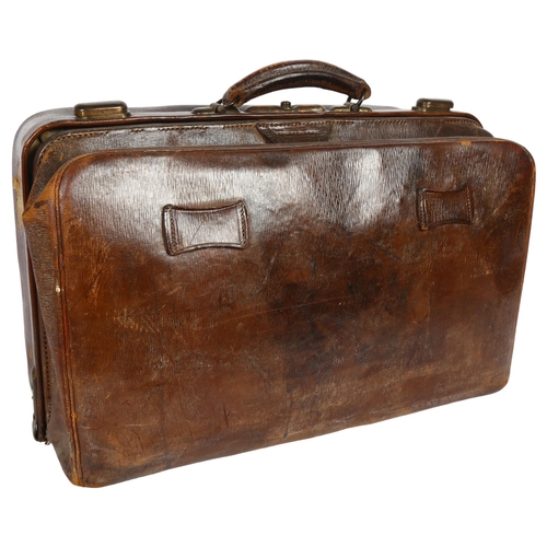 631 - A Vintage leather Gladstone or Doctor's carry bag, with chequered fabric inlay and central compartme... 