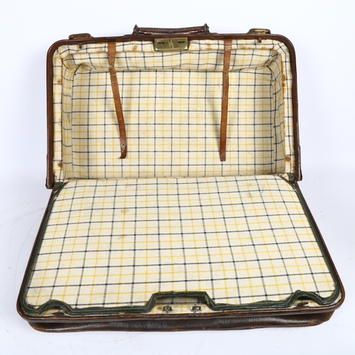 631 - A Vintage leather Gladstone or Doctor's carry bag, with chequered fabric inlay and central compartme... 