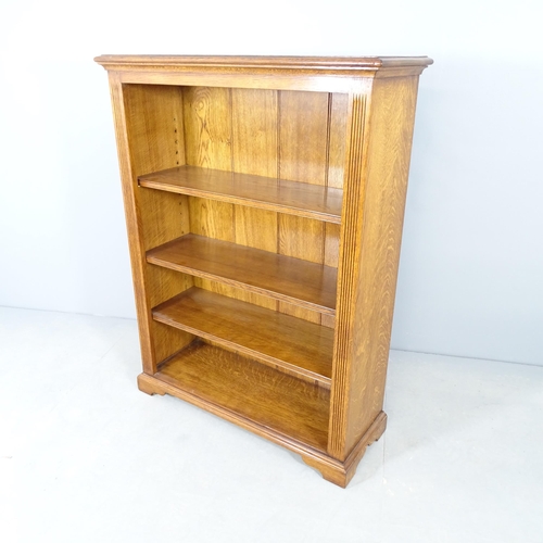 2722 - A modern oak open bookcase with three adjustable shelves. 92x133x36cm.