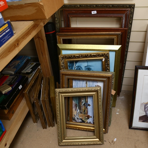 2874 - A large quantity of giltwood and other picture frames (18)