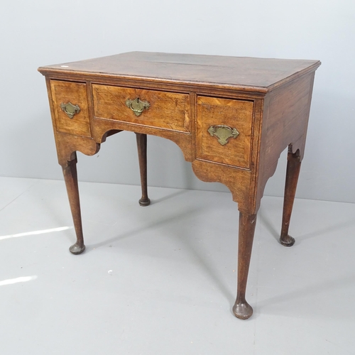 2061 - A George I 18th century oak lowboy writing desk, with three drawers, tapered legs and spade feet. 77... 