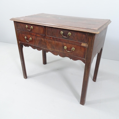 2075 - An 18th century crossbanded mahogany lowboy, with 2 short and 1 long drawer, on chamfered legs. 84x7... 