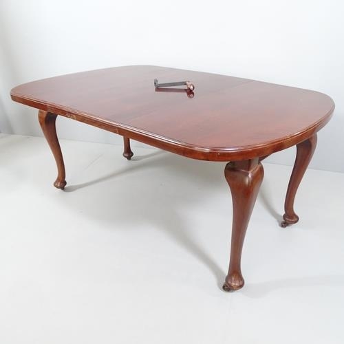 2088 - An antique mahogany wind-out dining table, with single spare leaf and winding handle. Dimensions (ex... 