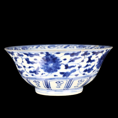 64 - A Chinese blue and white porcelain bowl with painted decoration, 18th/19th century, diameter 17cm