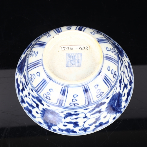 64 - A Chinese blue and white porcelain bowl with painted decoration, 18th/19th century, diameter 17cm