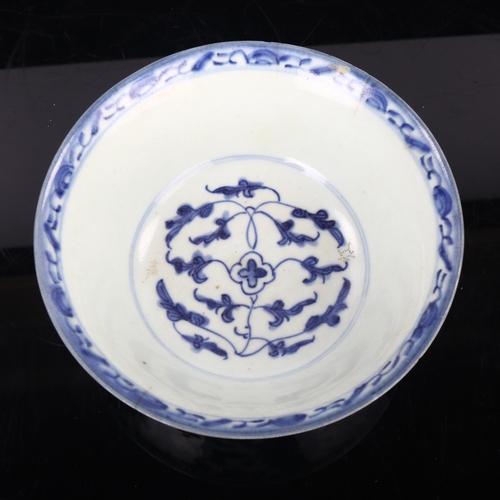 64 - A Chinese blue and white porcelain bowl with painted decoration, 18th/19th century, diameter 17cm