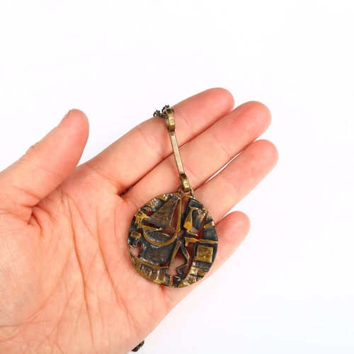 1267 - JORMA LAINE - a Finnish brutalist bronze abstract pendant necklace, pendant height 74.1mm, chain len... 