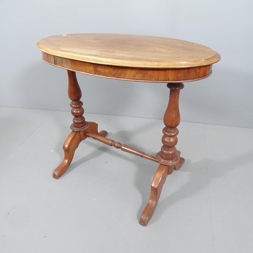 2231 - A Victorian mahogany oval stretcher table. 87x71x44cm