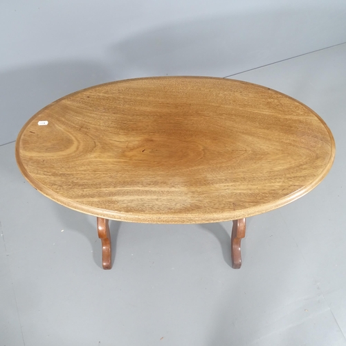 2231 - A Victorian mahogany oval stretcher table. 87x71x44cm