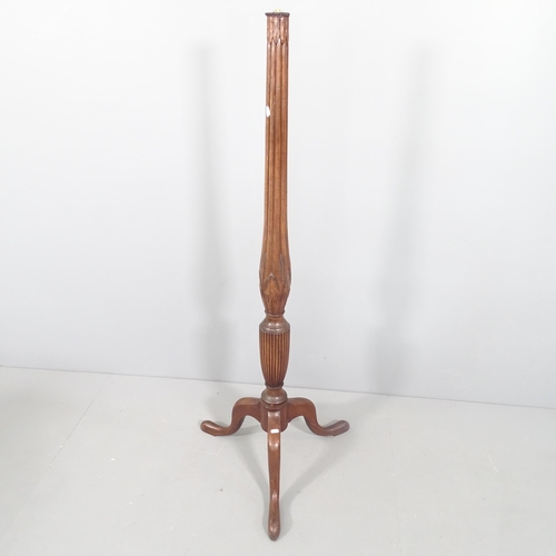 2239 - An Edwardian mahogany standard lamp of reeded and fluted form, on tripod legs. H145cm