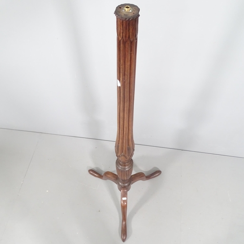 2239 - An Edwardian mahogany standard lamp of reeded and fluted form, on tripod legs. H145cm