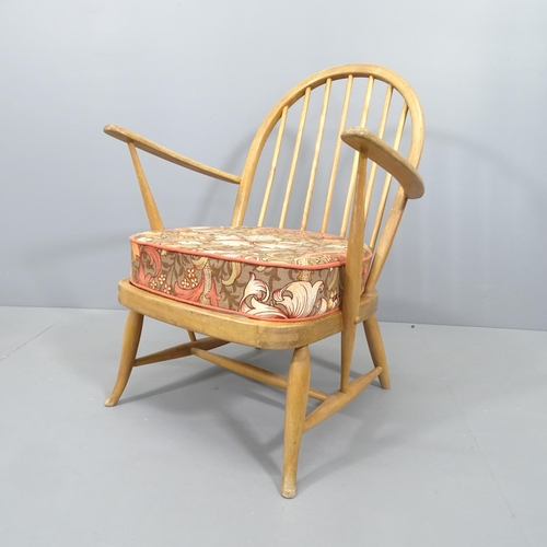 2004 - A mid-century beech Windsor lounge chair in the manner of Ercol, with cushion over sprung seat.