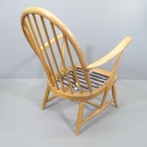 2004 - A mid-century beech Windsor lounge chair in the manner of Ercol, with cushion over sprung seat.